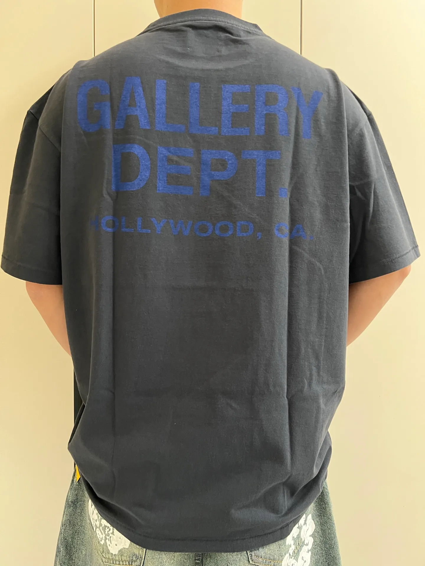 GALLERY DEPT. SOUVENIR TEE/WASHED BLACK Blue English LOGO short-sleeved Hollywood limited English TEE Washed black S-XL Assute garments dyed Re-washed and distressed Cylindrical fabric without side seams Non-open version Original development Complete accessories/matching Details in place